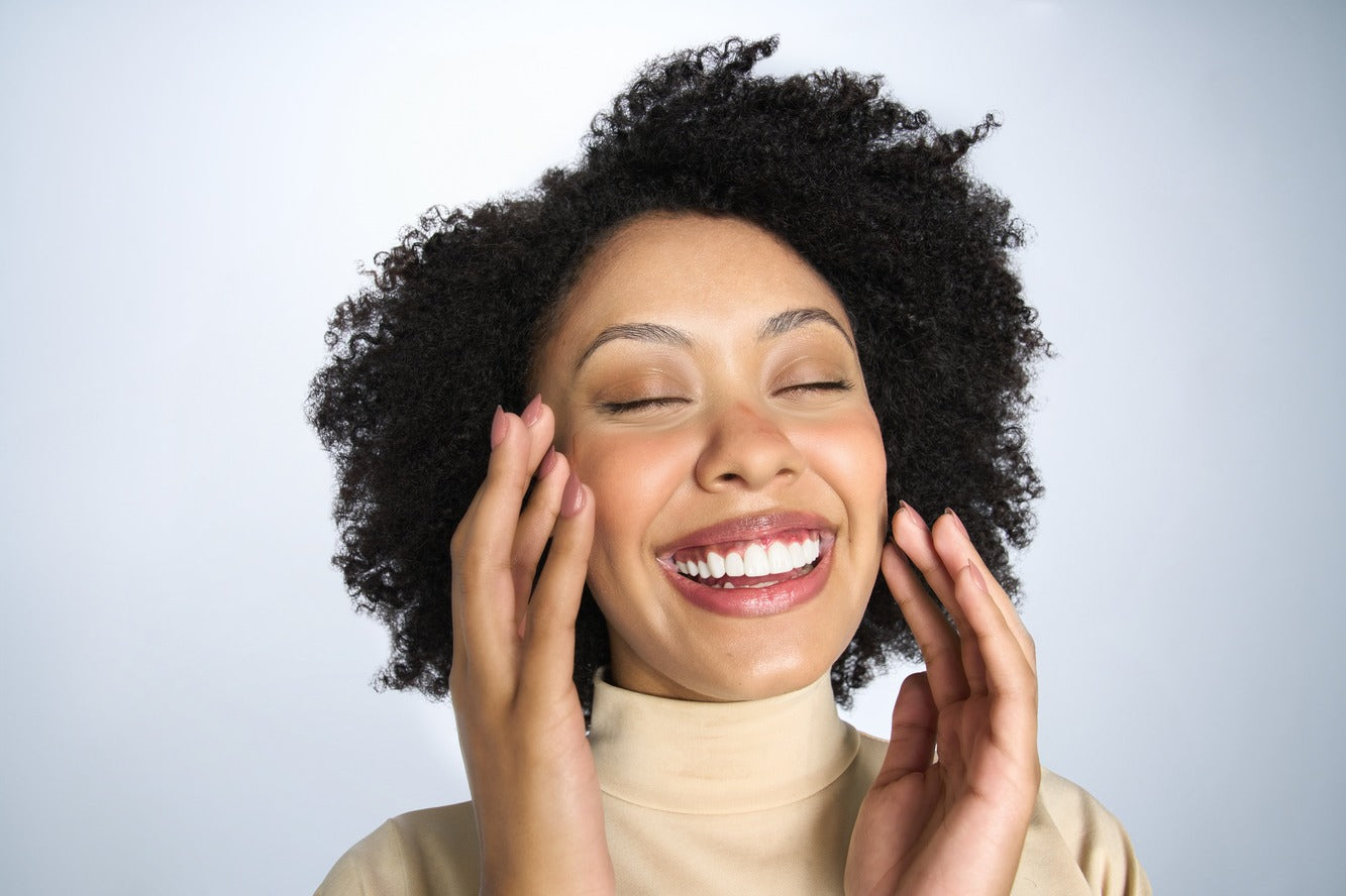 descubra o que é milium no rosto, o que o causa e como tratá-lo