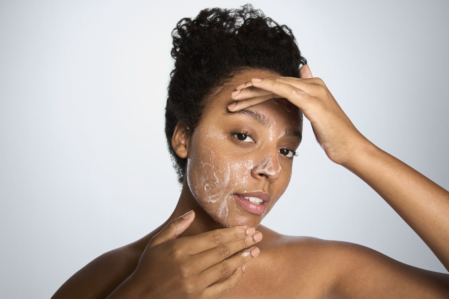 saiba como remover glitter da pele após o carnaval da melhor forma