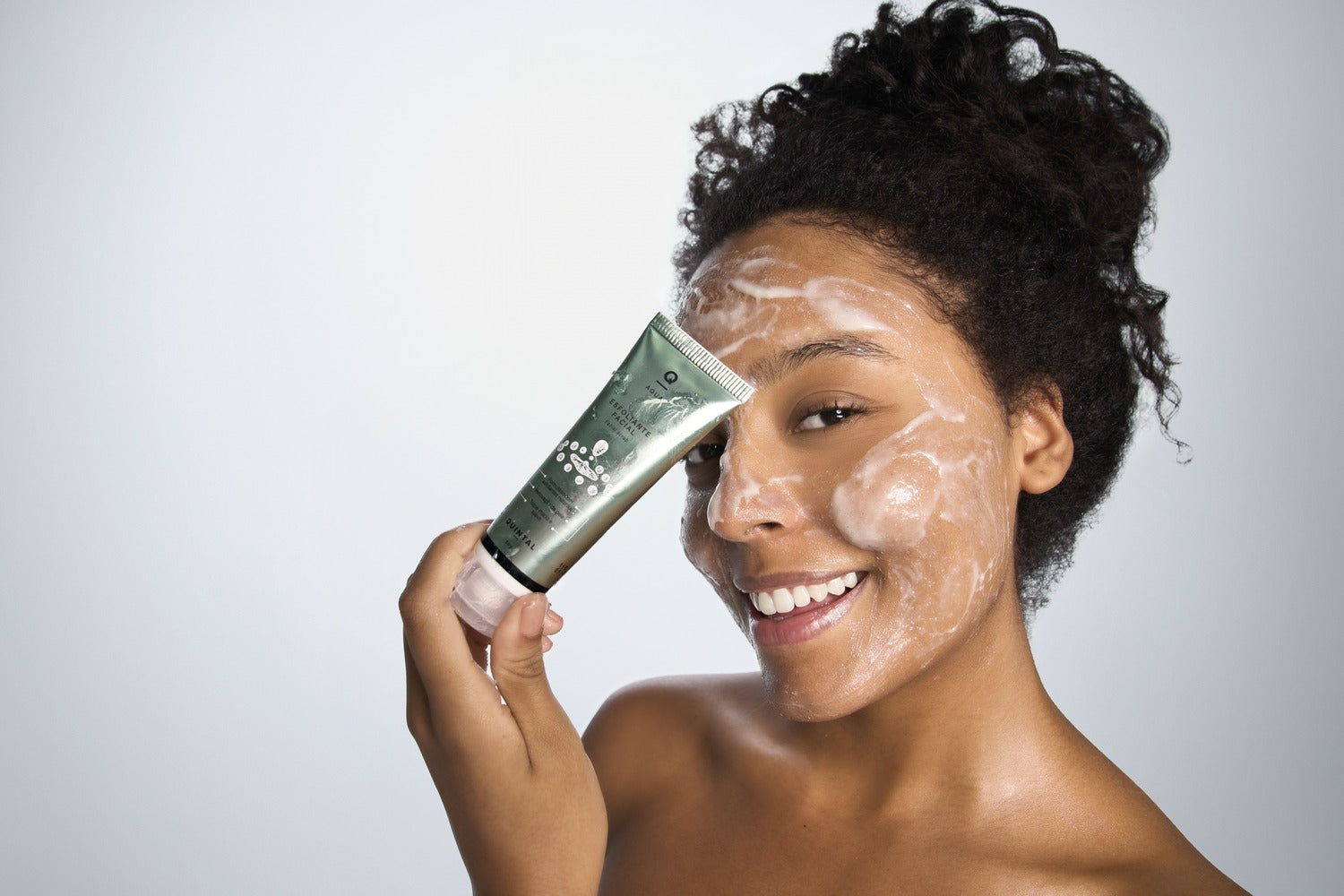 descubra a importância da limpeza de pele no verão