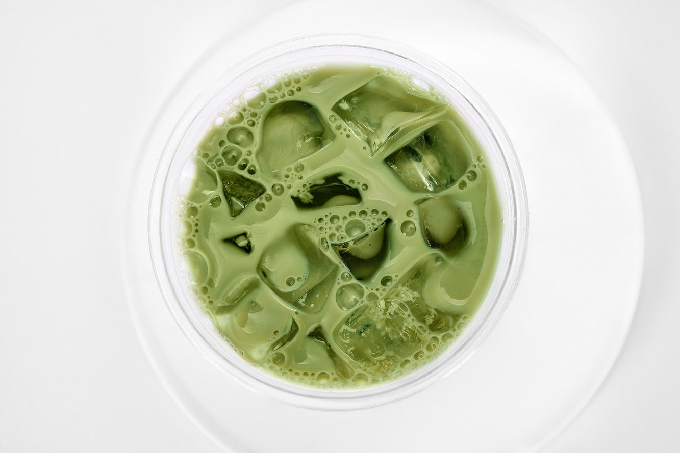 saiba qual a diferença entre matchá e chá verde e como usar esses ingredientes na pele